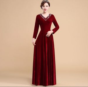 ชุดเพื่อนเจ้าสาว สีไวน์แดง สามารถเลือกใส่ออกงานได้หลากหลายงาน