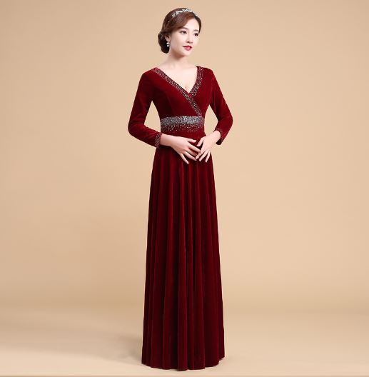 ชุดเพื่อนเจ้าสาว สีไวน์แดง สามารถเลือกใส่ออกงานได้หลากหลายงาน