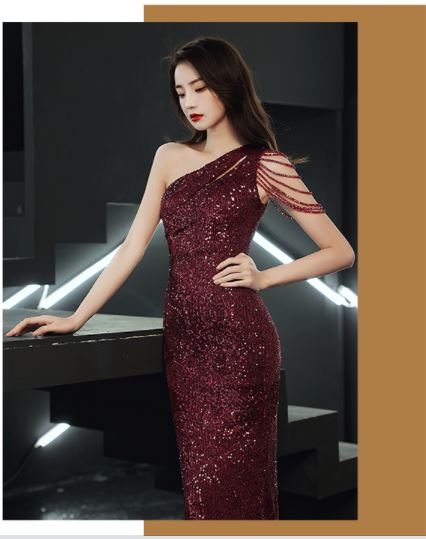 ชุดเพื่อนเจ้าสาวเก๋ๆ ชุดออกงานสีไวน์แดง